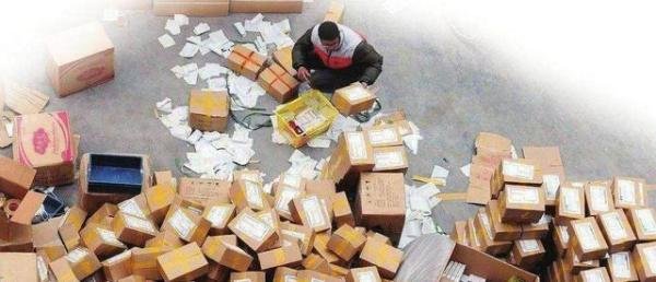 明天3月1日快递新规马上出台，不公平的对待和投诉等谁又能为快递小哥发声！