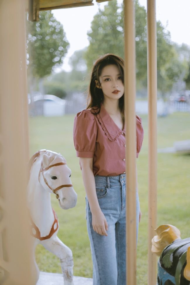 李沁坐在旋转木马上，似童话世界里的公主，你会买她的同款服饰吗？