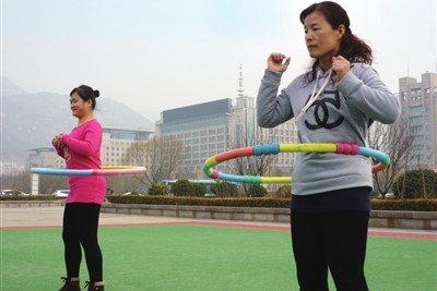 90后女孩一分钟摇300个呼啦圈,背后有何感人的故事