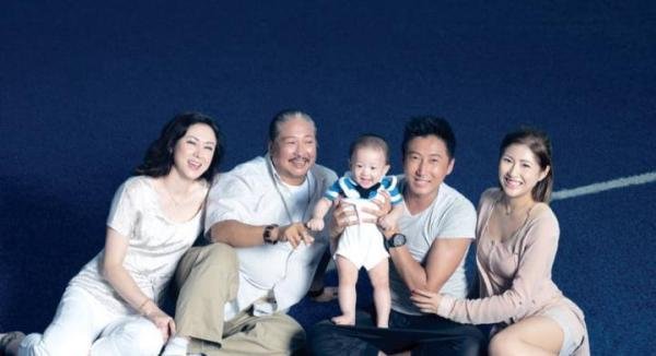 71岁的洪金宝身形再瘦了一圈！他与日本武打女神聚会，心情非常好，面色红润