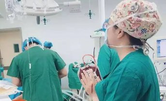 护士抢救孩子时看手机？院方对此做出了怎样的回应？