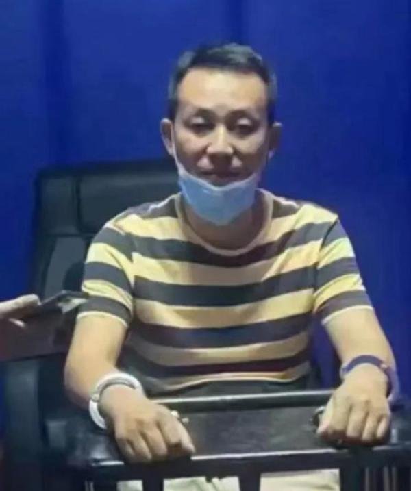 男子违规变道,发生刮蹭后,狂砸对方车辆