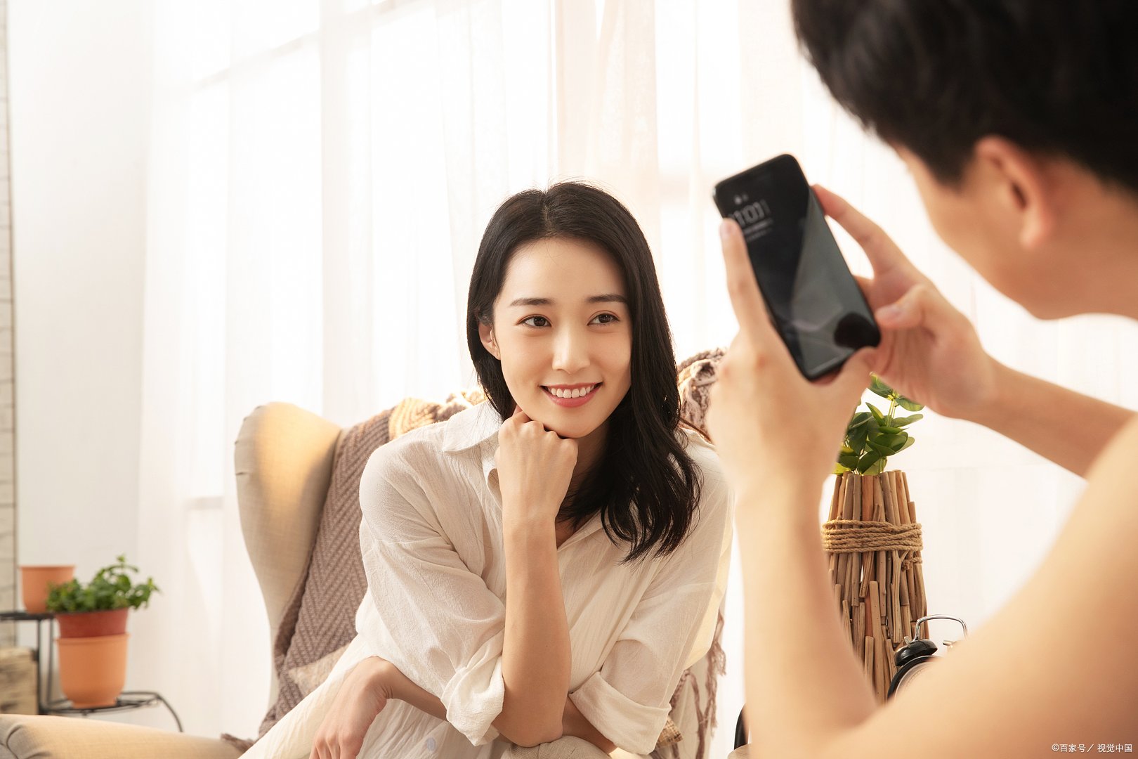 一个事业有成的男人，会喜欢一个普普通通的女人吗？