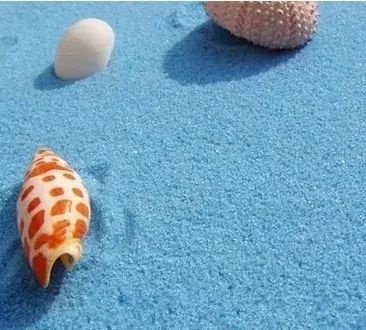 山上发现蓝色沙子是什么东西？