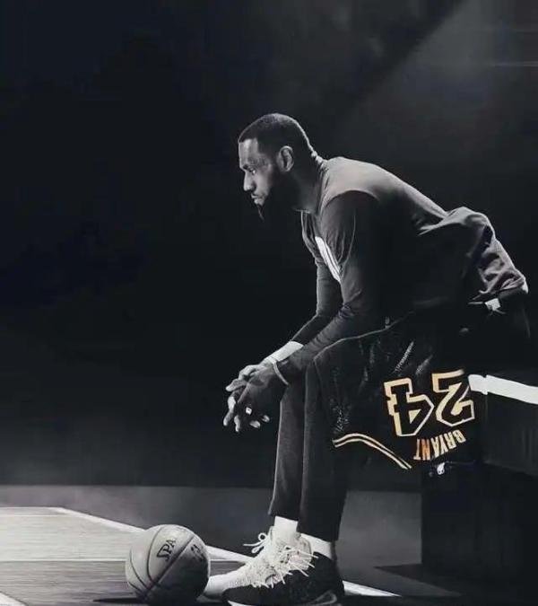 喊出我们的口号：湖人总冠军！