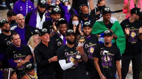 喊出我们的口号：湖人总冠军！