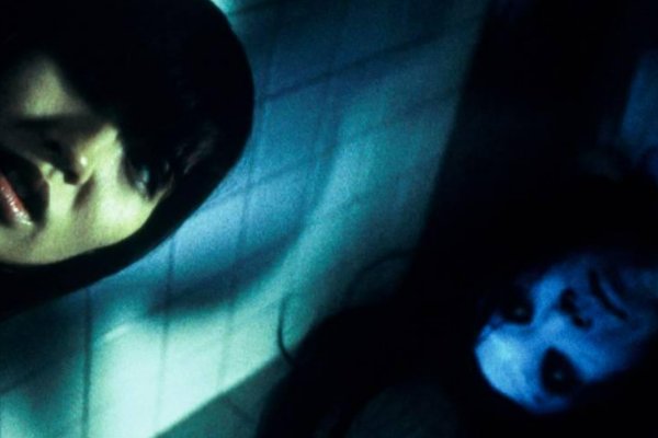 《咒怨》白老妇为什么抱篮球?