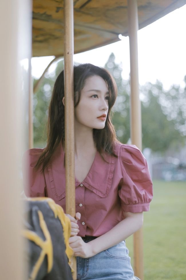 李沁坐在旋转木马上,似童话世界里的公主,你会买她的同款服饰吗?