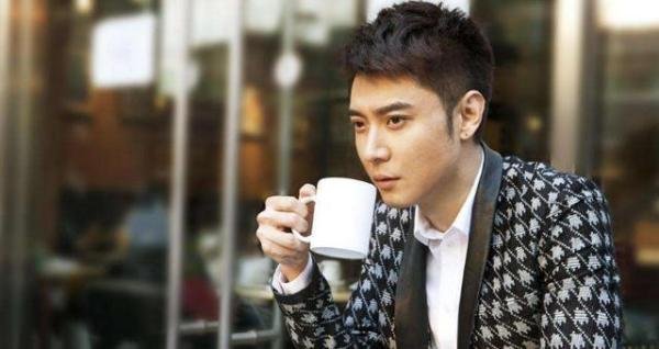 洪欣删光关于张丹峰的微博,只留和张丹峰毕滢的合影!心疼洪欣!