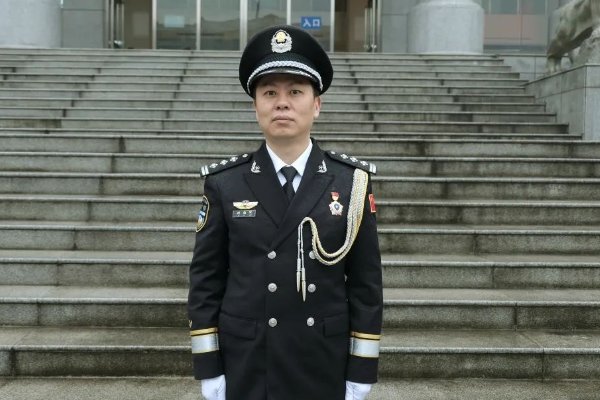 警礼服的配饰怎么安装