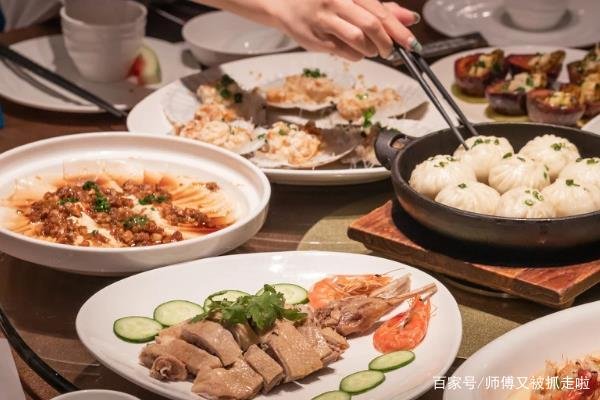 游客点4道菜花费近千元怀疑被宰，为何出门旅游经常会遇到这种事情？