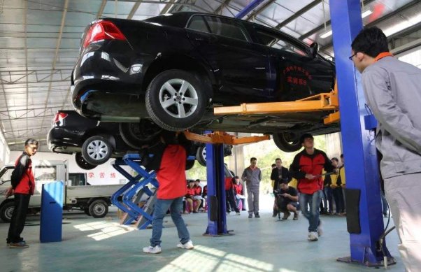 汽修学校一年学费多少钱？