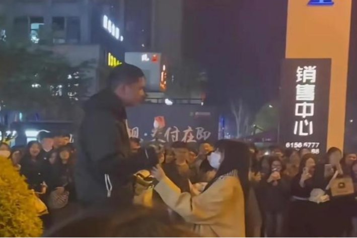 男默女笑什么意思啊