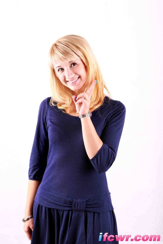 非诚勿扰的两个乌克兰女嘉宾李娜和乔丽娅怎么有点分不清啊！感觉她们好像啊，谁能提供一下她们的高清图片