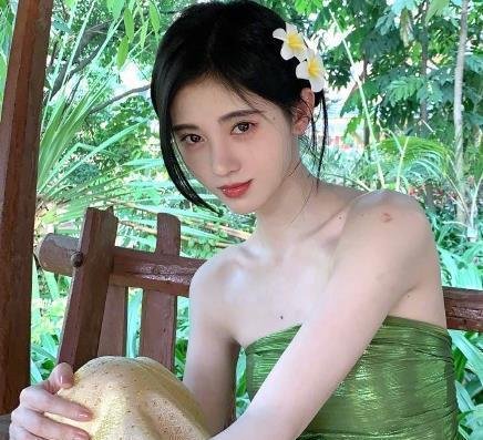 鞠婧祎晒穿着傣服的美照，网友们被她的巴掌腰吸引，这种腰真的存在吗？