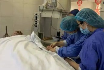 护士抢救孩子时看手机？院方对此做出了怎样的回应？