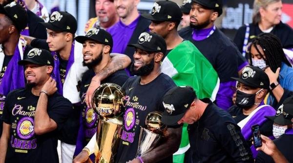 喊出我们的口号：湖人总冠军！