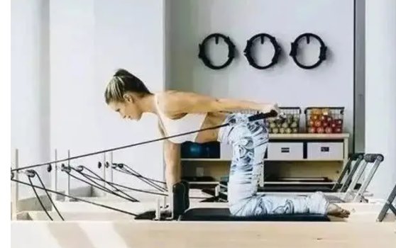 瑜伽老师一边说一边做可以吗？