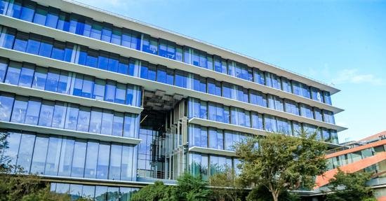 阿里巴巴全球总部还是在杭州，不在新加坡