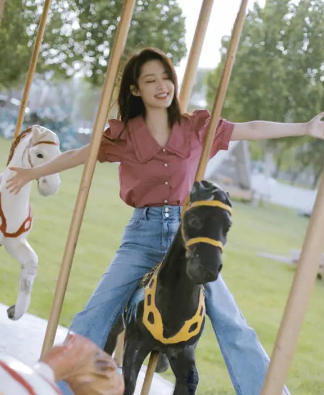 李沁坐在旋转木马上,似童话世界里的公主,你会买她的同款服饰吗?