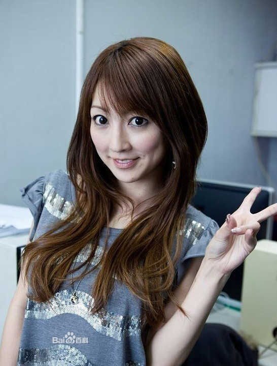 下面图片里明星的名字叫什么？