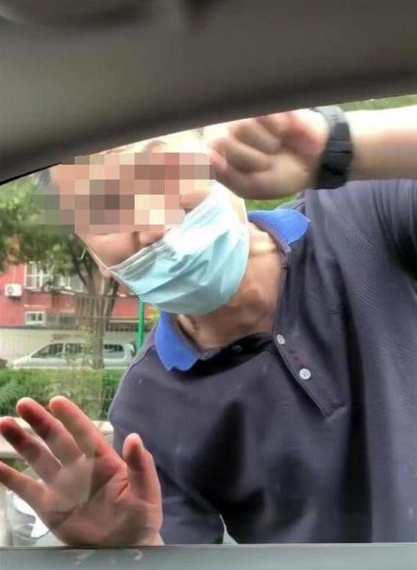 男子违规变道,发生刮蹭后,狂砸对方车辆