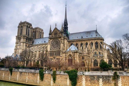 据报道，巴黎圣母院前广场暂时关闭，关闭的原因是什么？