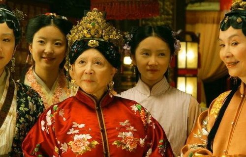 徐锦江版的新红楼梦中的王熙凤是谁演的？