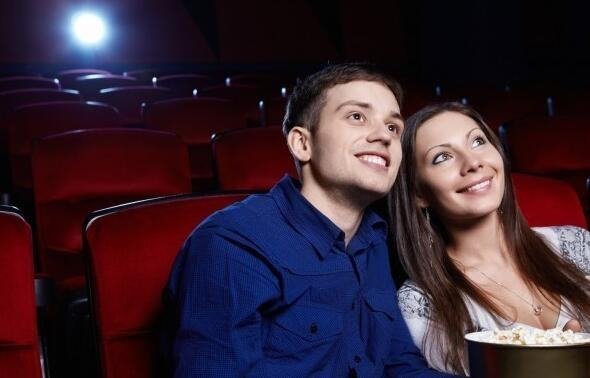 明天有空吗，一起去看电影吧！