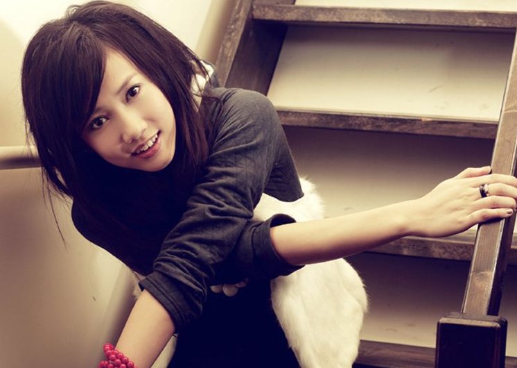 最近经常会听到一首歌，歌词是向前走，不回头...........很欢快的一首歌是女生唱的，想知道这首歌的名字。