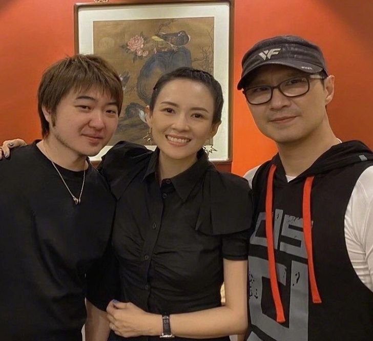 章子怡深夜和导演聚餐,两人合影显亲密,汪峰是什么感受?
