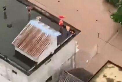 村名被洪水围困屋顶挥旗求救,现场的情况如何?