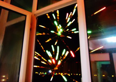 元宵月光窗前洒(打一字)谜底