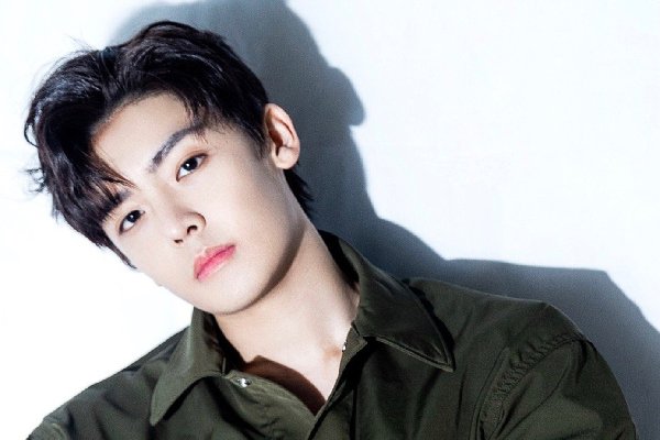 为什么侯明昊会有背景啊？