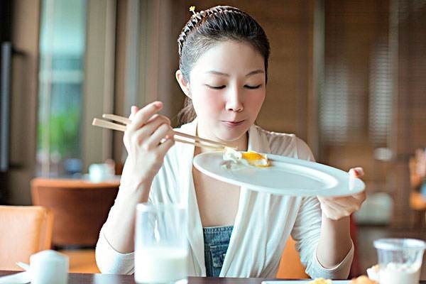 为什么有人吃饭喜欢伸舌头舔盘子呢?