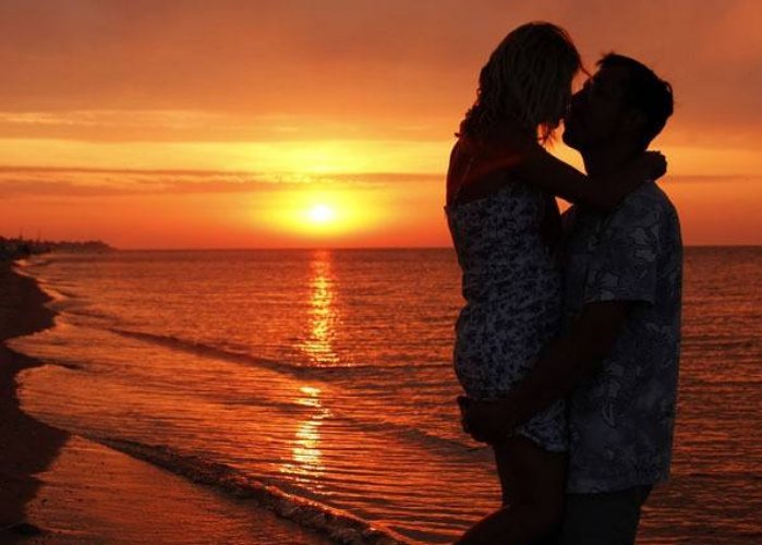 被女孩子欺骗后，她又对我表白，我该接受吗？