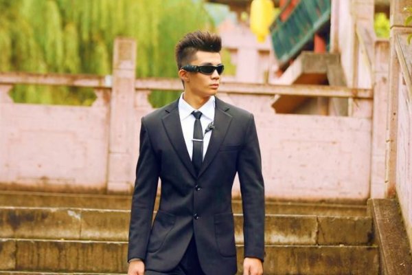 全员加速中里的黑色人是谁？