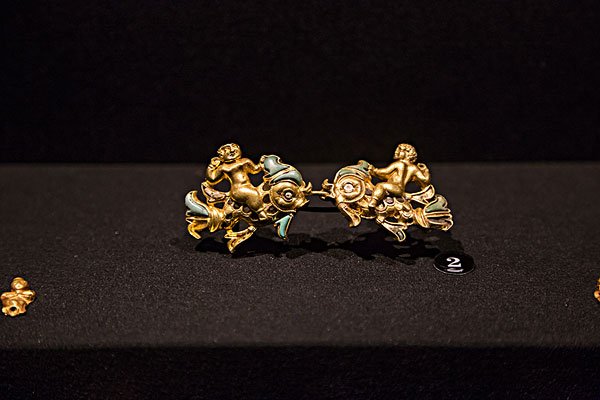 情侣吵架扔金饰要泳池放水找回，泳池方有义务帮找吗？