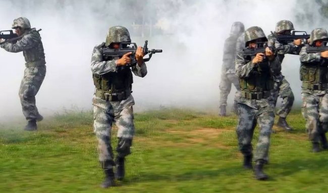 我在部队当兵，部队里面一个战友爱上了我，我该怎么办