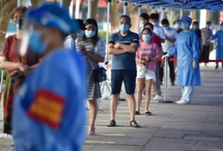 福建泉州一核酸检测现场人挤人,对防疫工作带来了哪些不便?