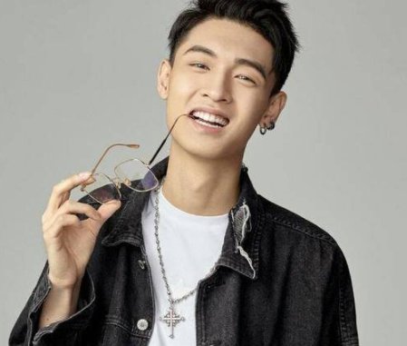 秦霄贤在综艺中弯腰被孟鹤堂踢,他们之间的关系怎么样?