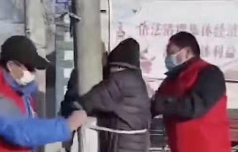 对于“老人遭执勤人员绑树谩骂”这件事，白岩松是如何评价的？