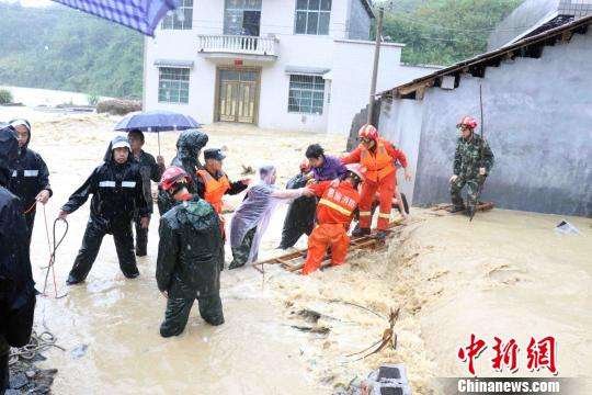 村名被洪水围困屋顶挥旗求救，现场的情况如何？