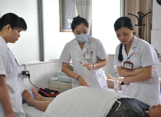 医生收下2千红包转手充进患者账户，你从这名医生身上看到了什么？