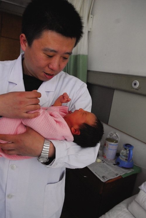 混在女儿国的男医生的内容简介