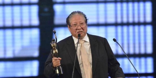 71岁的洪金宝身形再瘦了一圈！他与日本武打女神聚会，心情非常好，面色红润