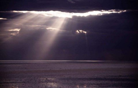 万物皆有裂痕，那是光进来的地方。是啥意思？