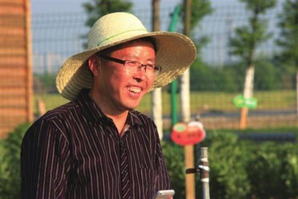 两人大力冲破天(打一字)