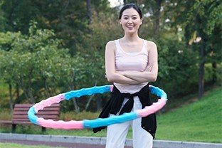 90后女孩一分钟摇300个呼啦圈，背后有何感人的故事