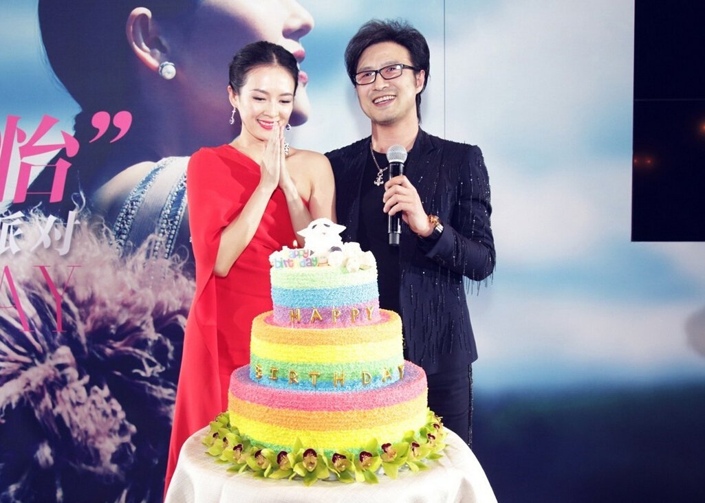 章子怡深夜和导演聚餐,两人合影显亲密,汪峰是什么感受?